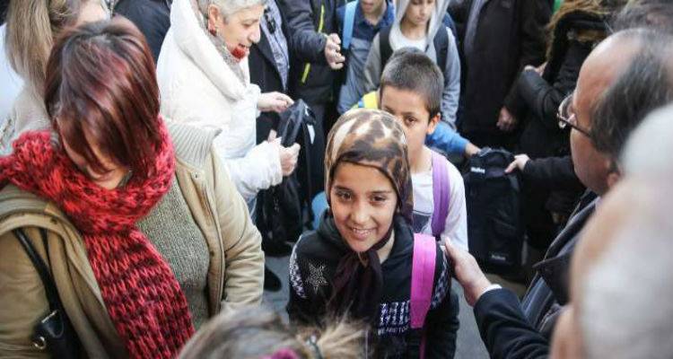 6.000 &pi;&rho;&omicron;&sigma;&phi;&upsilon;&gamma;ό&pi;&omicron;&upsilon;&lambda;&alpha; &sigma;&tau;&alpha; &sigma;&chi;&omicron;&lambda;&epsilon;ί&alpha; &tau;&eta; &Delta;&epsilon;&upsilon;&tau;έ&rho;&alpha;!