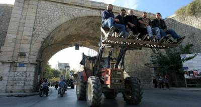 &Sigma;&tau;&eta;&nu; &Alpha;&theta;ή&nu;&alpha; &kappa;&alpha;&tau;&epsilon;&beta;&alpha;ί&nu;&omicron;&upsilon;&nu; &omicron;&iota; &alpha;&gamma;&rho;ό&tau;&epsilon;&sigmaf;