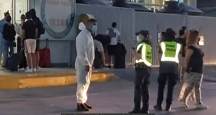 Συναγερμός στο λιμάνι της Ραφήνας για δεκάδες ύποπτα κρούσματα από την Ιο | Οι νεαροί και το πάρτι στο νησί