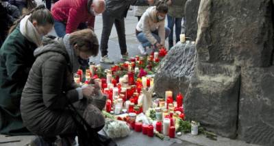 &Tau;&rho;ί&epsilon;&rho; &Gamma;&epsilon;&rho;&mu;&alpha;&nu;ί&alpha;&sigmaf;: 45&chi;&rho;&omicron;&nu;&omicron;&sigmaf; &Epsilon;&lambda;&lambda;&eta;&nu;&alpha;&sigmaf; &omicron;&delta;&omicron;&nu;&tau;ί&alpha;&tau;&rho;&omicron;&sigmaf; &kappa;&alpha;&iota; &tau;&omicron; 2 &mu;&eta;&nu;ώ&nu; &pi;&alpha;&iota;&delta;ί &tau;&omicron;&upsilon; &alpha;&nu;ά&mu;&epsilon;&sigma;&alpha; &sigma;&tau;&alpha; &theta;ύ&mu;&alpha;&tau;&alpha;