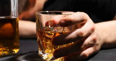 &Sigma;&alpha;&lambda;&alpha;&mu;ί&nu;&alpha;: &Sigma;&tau;&omicron; &nu;&omicron;&sigma;&omicron;&kappa;&omicron;&mu;&epsilon;ί&omicron; 15&chi;&rho;&omicron;&nu;&eta; &mu;&epsilon;&tau;ά &alpha;&pi;ό &upsilon;&pi;&epsilon;&rho;&beta;&omicron;&lambda;&iota;&kappa;ή &kappa;&alpha;&tau;&alpha;&nu;ά&lambda;&omega;&sigma;&eta; &alpha;&lambda;&kappa;&omicron;ό&lambda; -&Delta;ύ&omicron; &sigma;&upsilon;&lambda;&lambda;ή&psi;&epsilon;&iota;&sigmaf;