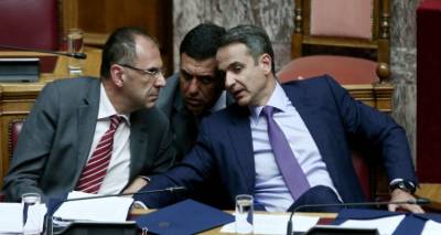&Epsilon;&lambda;&lambda;&eta;&nu;&iota;&kappa;ό &pi;&omicron;&delta;ό&sigma;&phi;&alpha;&iota;&rho;&omicron;: &laquo;&Kappa;&lambda;&epsilon;&iota;&delta;ώ&nu;&epsilon;&iota;&raquo; &mu;έ&sigma;&alpha; &sigma;&tau;&omicron;&nu; &Phi;&epsilon;&beta;&rho;&omicron;&upsilon;ά&rho;&iota;&omicron; &tau;&omicron; &mu;&nu;&eta;&mu;ό&nu;&iota;&omicron;
