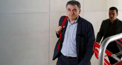 &Phi;&epsilon;ύ&gamma;&epsilon;&iota; &eta; &Tau;&rho;ό&iota;&kappa;&alpha; &kappa;&alpha;&iota; &alpha;&phi;ή&nu;&epsilon;&iota; &pi;ί&sigma;&omega;... 70 &pi;&rho;&omicron;&alpha;&pi;&alpha;&iota;&tau;&omicron;ύ&mu;&epsilon;&nu;&alpha;