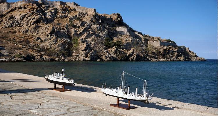 Δυο Λημνοί κατασκεύασαν από το μηδέν και δώρισαν ομοιώματα του «Αβέρωφ και του «Τ-11» (photos)