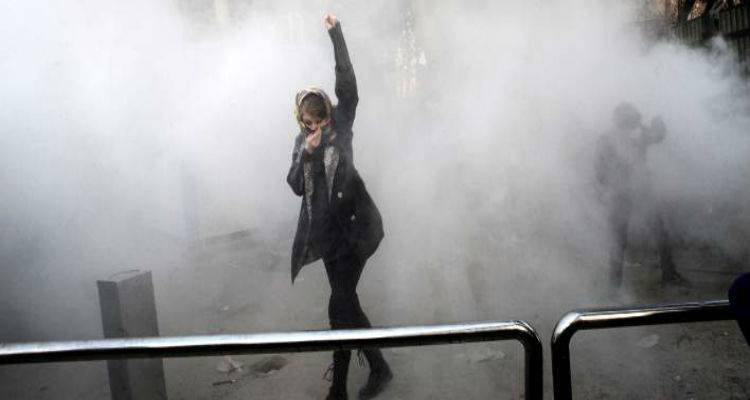 Χύθηκε αίμα στις αντικυβερνητικές διαδηλώσεις στο Ιράν | Με «σιδηρά πυγμή» απειλούν οι Φρουροί της Επανάστασης