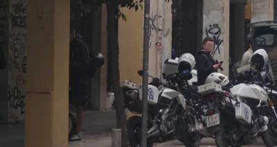 &Theta;&rho;ί&lambda;&epsilon;&rho; &mu;&epsilon; &nu;&epsilon;&kappa;&rho;ή &gamma;&upsilon;&nu;&alpha;ί&kappa;&alpha; &sigma;&tau;&omicron; &kappa;έ&nu;&tau;&rho;&omicron; &tau;&eta;&sigmaf; &Alpha;&theta;ή&nu;&alpha;&sigmaf; -&laquo;&Xi;ύ&pi;&nu;&eta;&sigma;&alpha; &alpha;&pi;ό &kappa;&rho;&alpha;&upsilon;&gamma;έ&sigmaf;, &phi;ώ&nu;&alpha;&zeta;&epsilon; &sigma;&upsilon;&gamma;&gamma;&nu;ώ&mu;&eta;, ά&nu;&omicron;&iota;&xi;&epsilon;, έ&lambda;&alpha; &pi;ί&sigma;&omega;&raquo;