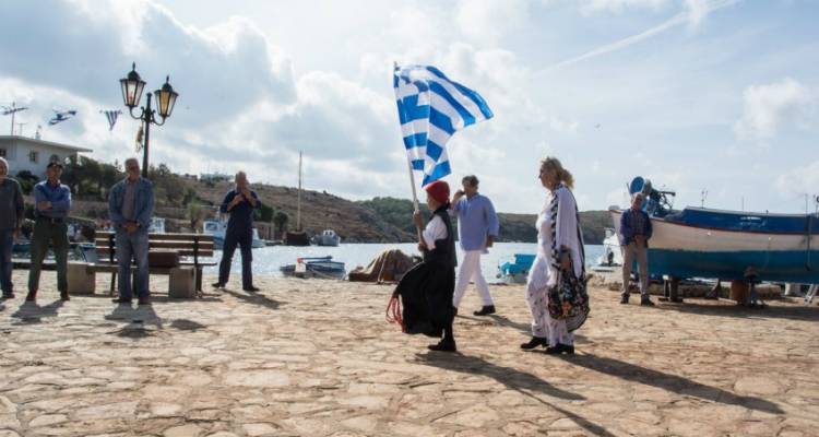 &Pi;&alpha;&rho;έ&lambda;&alpha;&sigma;&eta; &sigma;&tau;&omicron;&upsilon;&sigmaf; &Alpha;&rho;&kappa;&iota;&omicron;ύ&sigmaf;: Έ&nu;&alpha;&sigmaf; &mu;&alpha;&theta;&eta;&tau;ή&sigmaf;, &mu;&iota;&alpha; &delta;&alpha;&sigma;&kappa;ά&lambda;&alpha; &kappa;&alpha;&iota; &eta; &epsilon;&lambda;&lambda;&eta;&nu;&iota;&kappa;ή &sigma;&eta;&mu;&alpha;ί&alpha; (photos)