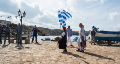 &Pi;&alpha;&rho;έ&lambda;&alpha;&sigma;&eta; &sigma;&tau;&omicron;&upsilon;&sigmaf; &Alpha;&rho;&kappa;&iota;&omicron;ύ&sigmaf;: Έ&nu;&alpha;&sigmaf; &mu;&alpha;&theta;&eta;&tau;ή&sigmaf;, &mu;&iota;&alpha; &delta;&alpha;&sigma;&kappa;ά&lambda;&alpha; &kappa;&alpha;&iota; &eta; &epsilon;&lambda;&lambda;&eta;&nu;&iota;&kappa;ή &sigma;&eta;&mu;&alpha;ί&alpha; (photos)