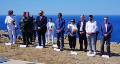 O Ά&gamma;&iota;&omicron;&sigmaf; &Epsilon;&upsilon;&sigma;&tau;&rho;ά&tau;&iota;&omicron;&sigmaf; &tau;ί&mu;&eta;&sigma;&epsilon; &tau;&eta;&nu; &mu;&nu;ή&mu;&eta; &tau;&omicron;&upsilon; &Upsilon;&pi;&omicron;&sigma;&mu;&eta;&nu;&alpha;&gamma;&omicron;ύ (&Iota;) &Nu;&iota;&kappa;ό&lambda;&alpha;&omicron;&upsilon; &Sigma;&iota;&alpha;&lambda;&mu;ά.