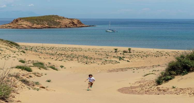 &Omicron;&iota; &Alpha;&mu;&mu;&omicron;&theta;ί&nu;&epsilon;&sigmaf;, &sigma;&tau;&eta; &beta;&omicron;&rho;&epsilon;&iota;&omicron;&delta;&upsilon;&tau;&iota;&kappa;ή &pi;&lambda;&epsilon;&upsilon;&rho;ά &tau;&omicron;&upsilon; &nu;&eta;&sigma;&iota;&omicron;ύ. (&Phi;&omega;&tau;&omicron;&gamma;&rho;&alpha;&phi;ί&epsilon;&sigmaf;: &Pi;&epsilon;&rho;&iota;&kappa;&lambda;ή&sigmaf; &Mu;&epsilon;&rho;ά&kappa;&omicron;&sigmaf;)