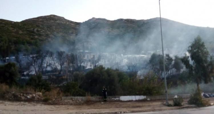 Φωτιά στο ΚΥΤ Σάμου, κάηκαν 15 σκηνές | Στο νησί ο γγ του υπ. Μεταναστευτικής Πολιτικής