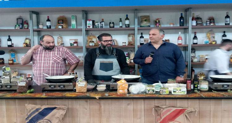 &Omicron;&iota; &gamma;&epsilon;ύ&sigma;&epsilon;&iota;&sigmaf; &tau;&eta;&sigmaf; &Lambda;ή&mu;&nu;&omicron;&upsilon; &pi;&rho;&omega;&tau;&alpha;&gamma;&omega;&nu;ί&sigma;&tau;&eta;&sigma;&alpha;&nu; &sigma;&tau;&eta;&nu; έ&kappa;&theta;&epsilon;&sigma;&eta; &laquo;&Epsilon;&lambda;&lambda;ά&delta;&omicron;&sigmaf; &gamma;&epsilon;ύ&sigma;&epsilon;&iota;&sigmaf;&raquo; (photos + mp3)