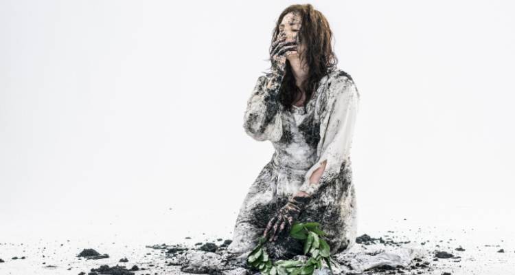 &Tau;&omicron; &Epsilon;&theta;&nu;&iota;&kappa;ό &Theta;έ&alpha;&tau;&rho;&omicron; &tau;&omicron; &kappa;&alpha;&lambda;&omicron;&kappa;&alpha;ί&rho;&iota; &tau;&alpha;&xi;&iota;&delta;&epsilon;ύ&epsilon;&iota; &sigma;&epsilon; &Lambda;ή&mu;&nu;&omicron; &kappa;&alpha;&iota; &Alpha;ϊ-&Sigma;&tau;&rho;ά&tau;&eta; &mu;&epsilon; &tau;&eta;&nu; &laquo;&Eta;&lambda;έ&kappa;&tau;&rho;&alpha;&raquo; &tau;&omicron;&upsilon; &Sigma;&omicron;&phi;&omicron;&kappa;&lambda;ή