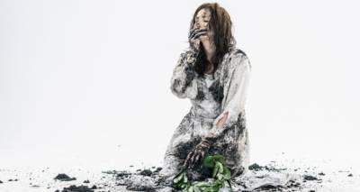 &Tau;&omicron; &Epsilon;&theta;&nu;&iota;&kappa;ό &Theta;έ&alpha;&tau;&rho;&omicron; &tau;&omicron; &kappa;&alpha;&lambda;&omicron;&kappa;&alpha;ί&rho;&iota; &tau;&alpha;&xi;&iota;&delta;&epsilon;ύ&epsilon;&iota; &sigma;&epsilon; &Lambda;ή&mu;&nu;&omicron; &kappa;&alpha;&iota; &Alpha;ϊ-&Sigma;&tau;&rho;ά&tau;&eta; &mu;&epsilon; &tau;&eta;&nu; &laquo;&Eta;&lambda;έ&kappa;&tau;&rho;&alpha;&raquo; &tau;&omicron;&upsilon; &Sigma;&omicron;&phi;&omicron;&kappa;&lambda;ή