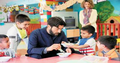 &Eta; &alpha;&gamma;&kappa;&alpha;&lambda;&iota;ά &pi;&omicron;&upsilon; &chi;&omega;&rho;ά&epsilon;&iota; &pi;&alpha;&iota;&delta;&iota;ά &alpha;&pi;ό &tau;&eta; &Lambda;ή&mu;&nu;&omicron; &mu;έ&chi;&rho;&iota; &tau;&eta; &Sigma;&upsilon;&rho;ί&alpha;