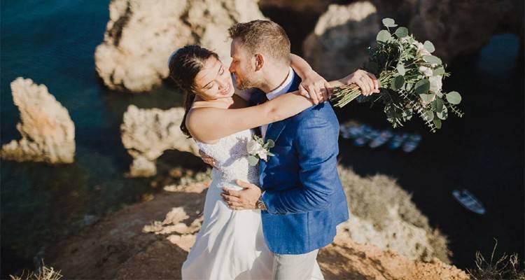 Γλυκά Νερά - Ρεσιτάλ υποκρισίας από τον Μπάμπη Αναγνωστόπουλο, που τηλεφωνεί στο 100 αφού έχει σκοτώσει την Καρολάιν