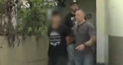 Έ&gamma;&kappa;&lambda;&eta;&mu;&alpha;-&sigma;&omicron;&kappa; &sigma;&tau;&eta; &Beta;&rho;&alpha;&zeta;&iota;&lambda;ί&alpha;: 16&chi;&rho;&omicron;&nu;&omicron;&sigmaf; &sigma;&kappa;ό&tau;&omega;&sigma;&epsilon; &mu;&epsilon; &sigma;&phi;&upsilon;&rho;ί &tau;&omicron;&upsilon;&sigmaf; &theta;&epsilon;&tau;&omicron;ύ&sigmaf; &gamma;&omicron;&nu;&epsilon;ί&sigmaf; &tau;&omicron;&upsilon;, &pi;ή&gamma;&epsilon; &gamma;&iota;&alpha; &phi;&alpha;&gamma;&eta;&tau;ό &kappa;&alpha;&iota; &mu;&epsilon;&tau;ά έ&beta;&alpha;&lambda;&epsilon; &phi;&omega;&tau;&iota;ά &sigma;&tau;&omicron; &sigma;&pi;ί&tau;&iota;