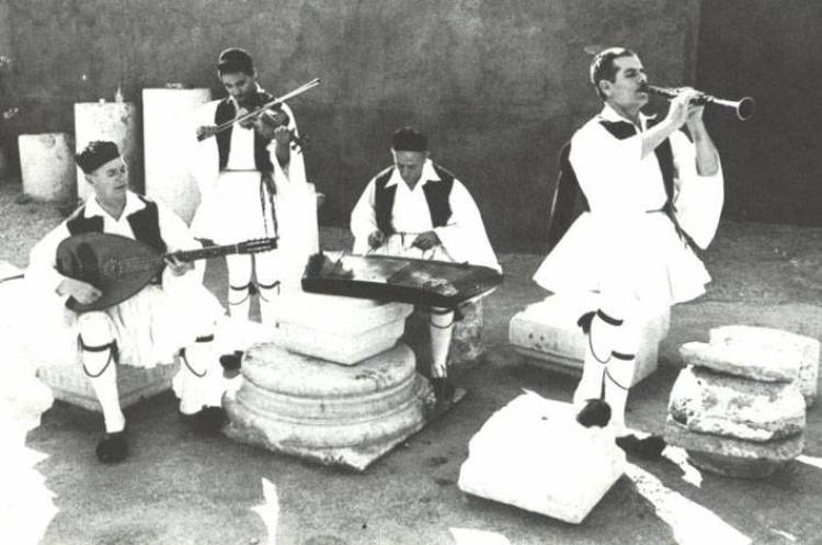 &Alpha;&nu;&alpha;&beta;ά&lambda;&lambda;&epsilon;&tau;&epsilon; &eta; &alpha;&upsilon;&rho;&iota;&alpha;&nu;ή &epsilon;&kappa;&delta;ή&lambda;&omega;&sigma;&eta; &laquo;&Omicron;&iota; &pi;&alpha;&rho;&alpha;&delta;&omicron;&sigma;&iota;&alpha;&kappa;&omicron;ί &Chi;&omicron;&rho;&omicron;ί &kappa;&alpha;&iota; &tau;&omicron; &Tau;&rho;&alpha;&gamma;&omicron;ύ&delta;&iota; &sigma;ή&mu;&epsilon;&rho;&alpha;&raquo;