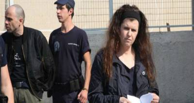 &Sigma;&upsilon;&nu;&alpha;&gamma;&epsilon;&rho;&mu;ό&sigmaf; &sigma;&tau;&eta;&nu; &Alpha;&nu;&tau;&iota;&tau;&rho;&omicron;&mu;&omicron;&kappa;&rho;&alpha;&tau;&iota;&kappa;ή: &Iota;&chi;&nu;&eta; &tau;&eta;&sigmaf; &Pi;ό&lambda;&alpha;&sigmaf; &Rho;&omicron;ύ&pi;&alpha; &laquo;&beta;&lambda;έ&pi;&omicron;&upsilon;&nu;&raquo; &sigma;&epsilon; &lambda;&eta;&sigma;&tau;&epsilon;ί&alpha; &sigma;&tau;&eta; &Mu;&alpha;&lambda;&epsilon;&sigma;ί&nu;&alpha;