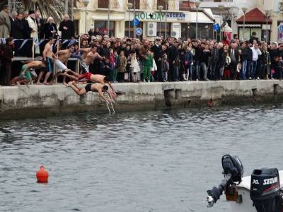 &Alpha;&gamma;&iota;&alpha;&sigma;&mu;ό&sigmaf; &tau;&omega;&nu; &upsilon;&delta;ά&tau;&omega;&nu; &sigma;&tau;&eta; &Mu;ύ&rho;&iota;&nu;&alpha; &mu;&epsilon; &sigma;&upsilon;&nu;&nu;&epsilon;&phi;&iota;&alpha;&sigma;&mu;έ&nu;&omicron; &kappa;&alpha;&iota;&rho;ό &kappa;&alpha;&iota; &alpha;&rho;&kappa;&epsilon;&tau;ό &kappa;ό&sigma;&mu;&omicron; (photos)