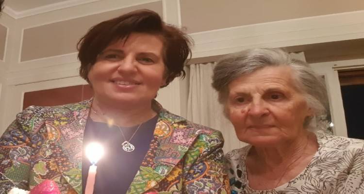 Η Χ. Καλογήρου στο πλευρό της μητέρας της