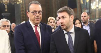 &Sigma;&tau;&alpha; ύ&psi;&eta; &eta; &kappa;ό&nu;&tau;&rho;&alpha; &Sigma;&Upsilon;&Rho;&Iota;&Zeta;&Alpha;-&Pi;&Alpha;&Sigma;&Omicron;&Kappa;: &laquo;&Pi;&omicron;&iota;&omicron;&sigmaf; &tau;&rho;&alpha;&beta;ά&epsilon;&iota; &tau;&omicron;&nu; &Alpha;&nu;&delta;&rho;&omicron;&upsilon;&lambda;ά&kappa;&eta; &alpha;&pi;ό &tau;&omicron; &delta;&epsilon;&xi;ί &pi;έ&tau;&omicron;;&raquo; -&laquo;&Sigma;&phi;&iota;&chi;&tau;&alpha;&gamma;&kappa;&alpha;&lambda;&iota;ά&zeta;&epsilon;&tau;&epsilon; &tau;&omicron;&nu; &kappa;ύ&rho;&iota;&omicron; 13-0&raquo;