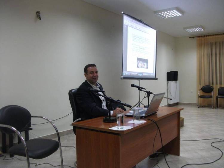 &Epsilon;&nu;&delta;&iota;&alpha;&phi;έ&rho;&omicron;&upsilon;&sigma;&alpha; &alpha;&lambda;&lambda;ά &mu;&epsilon; &mu;&iota;&kappa;&rho;ή &sigma;&upsilon;&mu;&mu;&epsilon;&tau;&omicron;&chi;ή &kappa;ό&sigma;&mu;&omicron;&upsilon; &eta; &epsilon;&kappa;&delta;ή&lambda;&omega;&sigma;&eta; &gamma;&iota;&alpha; &tau;&eta; &Phi;&iota;&lambda;&alpha;&nu;&alpha;&gamma;&nu;&omega;&sigma;ί&alpha;