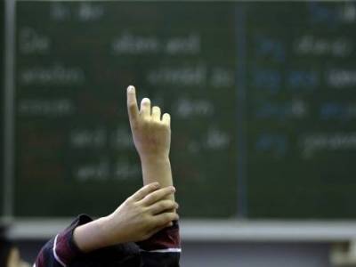 &Sigma;&tau;&omicron; &Pi;&rho;&omicron;&epsilon;&delta;&rho;&epsilon;ί&omicron; &tau;&eta;&sigmaf; &Beta;&omicron;&upsilon;&lambda;ή&sigmaf; &eta; &epsilon;&pi;&iota;&sigma;&tau;&omicron;&lambda;ή &gamma;&iota;&alpha; &tau;&iota;&sigmaf; &epsilon;&lambda;&lambda;&epsilon;ί&psi;&epsilon;&iota;&sigmaf; &tau;&omega;&nu; &sigma;&chi;&omicron;&lambda;&epsilon;ί&omega;&nu; &tau;&eta;&sigmaf; &Lambda;ή&mu;&nu;&omicron;&upsilon;