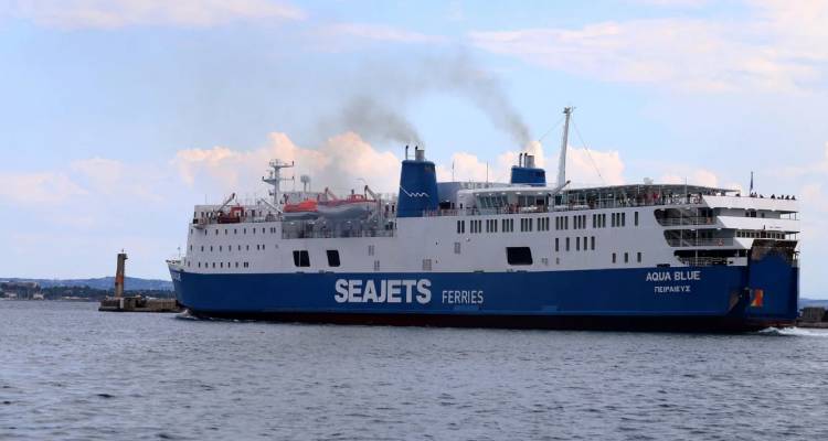 Μηχανική βλάβη στο AQUA BLUE, εν πλω προς Λήμνο, με 87 επιβάτες και 50 μέλη πληρώματος | Επέστρεψε στο Λαύριο
