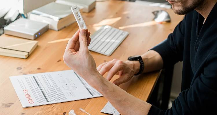 Στο Ελεγκτικό Συνέδριο ο διαγωνισμός για την προμήθεια 10 εκατ. self test | Πώς θα λειτουργούν