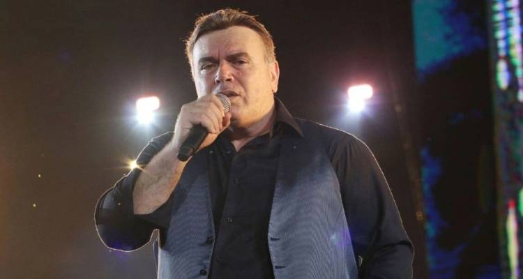 &Pi;έ&theta;&alpha;&nu;&epsilon; &omicron; &tau;&rho;&alpha;&gamma;&omicron;&upsilon;&delta;&iota;&sigma;&tau;ή&sigmaf; &Mu;&alpha;&nu;ώ&lambda;&eta;&sigmaf; &Lambda;&iota;&delta;ά&kappa;&eta;&sigmaf;
