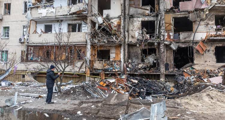 &Epsilon;&iota;&sigma;&beta;&omicron;&lambda;ή &sigma;&tau;&eta;&nu; &Omicron;&upsilon;&kappa;&rho;&alpha;&nu;ί&alpha;: &Pi;&alpha;ί&rho;&nu;&omicron;&upsilon;&nu; &pi;ί&sigma;&omega; &epsilon;&delta;ά&phi;&eta; &omicron;&iota; &Omicron;&upsilon;&kappa;&rho;&alpha;&nu;&omicron;ί | &Sigma;&tau;&eta;&nu; ά&mu;&upsilon;&nu;&alpha; &omicron;&iota; &Rho;ώ&sigma;&omicron;&iota;, &gamma;&iota;&alpha;&tau;ί &delta;&upsilon;&sigma;&kappa;&omicron;&lambda;&epsilon;ύ&omicron;&nu;&tau;&alpha;&iota;