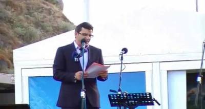 &Omicron; &Delta;ή&mu;&alpha;&rho;&chi;&omicron;&sigmaf; &Lambda;ή&mu;&nu;&omicron;&upsilon; &sigma;&tau;&omicron; &Pi;&rho;ώ&tau;&omicron; &Theta;έ&mu;&alpha;: "&Alpha;&gamma;&omicron;&rho;ά&zeta;&omicron;&upsilon;&mu;&epsilon; &tau;&omicron; &lambda;ί&tau;&rho;&omicron; &beta;&epsilon;&nu;&zeta;ί&nu;&eta;&sigmaf; 1,80 &epsilon;&upsilon;&rho;ώ" (mp3)