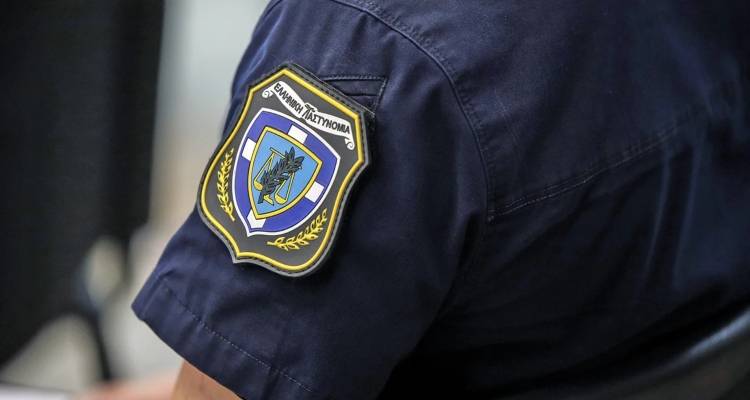 Αστυνομικός έπαιρνε «γρηγορόσημο» για να εξυπηρετεί πρόσφυγες στην έκδοση αδειών και εγγράφων