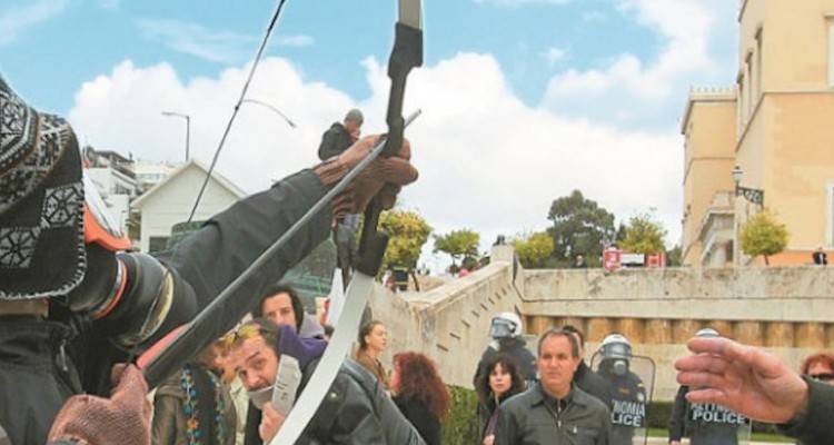 Συνελήφθη από την Αντιτρομοκρατική ο «τοξοβόλος του Συντάγματος» | Είχε αποδράσει το καλοκαίρι