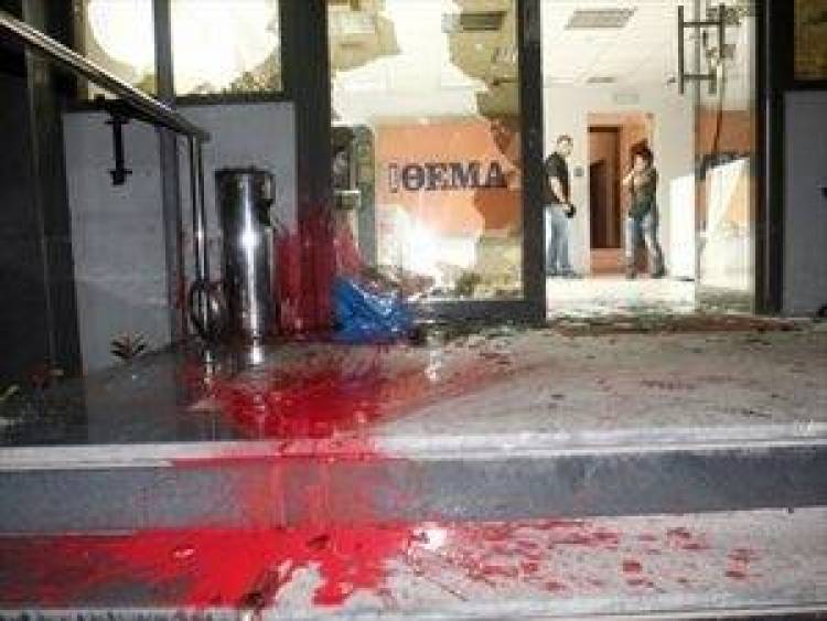 Επίθεση με βαριοπούλες στα γραφεία του «Θέματος»
