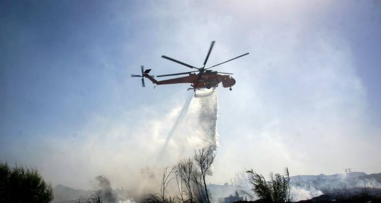 Μαίνεται η φωτιά στην Ικαρία | Ενισχύθηκαν οι πυροσβεστικές δυνάμεις