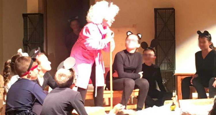 &laquo;&Delta;ό&nu;&alpha; &eta; &Tau;&epsilon;&rho;&eta;&delta;ό&nu;&alpha;&raquo;, &laquo;&Kappa;&omicron;&upsilon;&delta;&omicron;ύ&nu;&alpha; &sigma;&tau;&eta;&nu; &Omicron;&upsilon;&rho;ά&raquo;: &Epsilon;&nu;&theta;&omicron;&upsilon;&sigma;ί&alpha;&sigma;&alpha;&nu; &tau;&omicron; &kappa;&omicron;&iota;&nu;ό &tau;&alpha; &pi;&alpha;&iota;&delta;&iota;ά &tau;&omicron;&upsilon; &Theta;&epsilon;&alpha;&tau;&rho;&iota;&kappa;&omicron;ύ &Epsilon;&rho;&gamma;&alpha;&sigma;&tau;&eta;&rho;ί&omicron;&upsilon; &Lambda;ή&mu;&nu;&omicron;&upsilon; (photos)