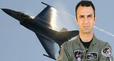 &Epsilon;&upsilon;&chi;ή &gamma;&iota;&alpha; &tau;&omicron; 2015 &eta; &kappa;&rho;&alpha;&upsilon;&gamma;ή &tau;&omicron;&upsilon; &Sigma;&mu;&eta;&nu;&alpha;&gamma;&omicron;ύ &Sigma;&tau;&rho;ά&lambda;&eta;: &laquo;'&Epsilon;&lambda;&lambda;&eta;&nu;&epsilon;&sigmaf;, &sigma;&eta;&kappa;ώ&sigma;&tau;&epsilon; &tau;&omicron; &kappa;&epsilon;&phi;ά&lambda;&iota; &psi;&eta;&lambda;ά!&raquo;