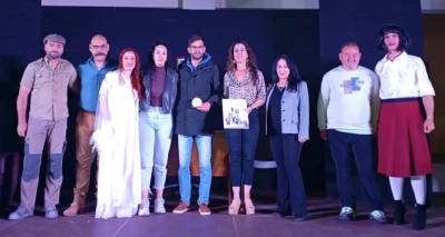 &Theta;&epsilon;&rho;&mu;ή &upsilon;&pi;&omicron;&delta;&omicron;&chi;ή &gamma;&iota;&alpha; &tau;&eta; &theta;&epsilon;&alpha;&tau;&rho;&iota;&kappa;ή &omicron;&mu;ά&delta;&alpha; "&Omicron;&rho;ί&zeta;&omicron;&nu;&tau;&epsilon;&sigmaf;" &sigma;&tau;&omicron;&nu; Ά&gamma;&iota;&omicron; &Epsilon;&upsilon;&sigma;&tau;&rho;ά&tau;&iota;&omicron;