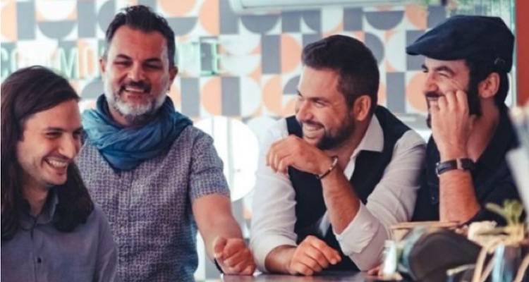 &laquo;&Sigma;&tau;&alpha; &chi;&epsilon;ί&lambda;&eta; &sigma;&omicron;&upsilon; &tau;&rho;&alpha;&gamma;&omicron;ύ&delta;&iota;&raquo;