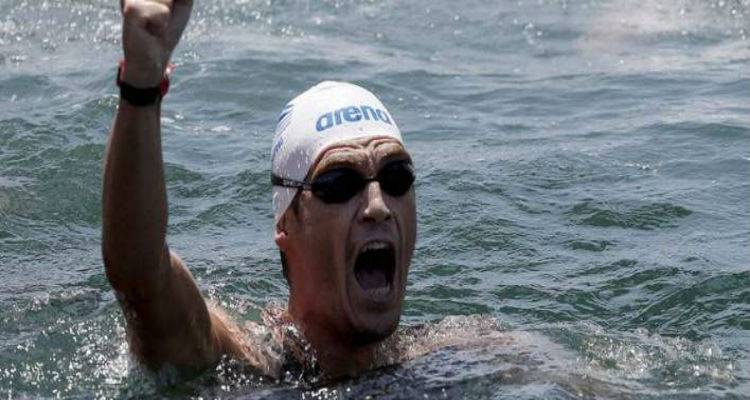 &Alpha;&sigma;&eta;&mu;έ&nu;&iota;&omicron; &gamma;&iota;&alpha; &tau;&omicron;&nu; &Gamma;&iota;&alpha;&nu;&nu;&iota;ώ&tau;&eta; &sigma;&tau;&eta; &mu;&alpha;&rho;&alpha;&theta;ώ&nu;&iota;&alpha; &kappa;&omicron;&lambda;ύ&mu;&beta;&eta;&sigma;&eta; | &Tau;&omicron; &theta;&rho;ί&lambda;&epsilon;&rho; &gamma;&iota;&alpha; &tau;&omicron; &chi;&rho;&upsilon;&sigma;ό