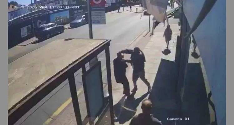 &Sigma;&omicron;&kappa; &sigma;&tau;&omicron; &Lambda;&omicron;&nu;&delta;ί&nu;&omicron;: &Eta; &sigma;&tau;&iota;&gamma;&mu;ή &tau;&eta;&sigmaf; &alpha;&iota;&mu;&alpha;&tau;&eta;&rho;ή&sigmaf; &epsilon;&pi;ί&theta;&epsilon;&sigma;&eta;&sigmaf; &mu;&epsilon; &mu;&alpha;&chi;&alpha;ί&rho;&iota; &sigma;&epsilon; &delta;ύ&omicron; &Epsilon;&beta;&rho;&alpha;ί&omicron;&upsilon;&sigmaf; &sigma;&epsilon; &sigma;&tau;ά&sigma;&eta; &lambda;&epsilon;&omega;&phi;&omicron;&rho;&epsilon;ί&omicron;&upsilon;