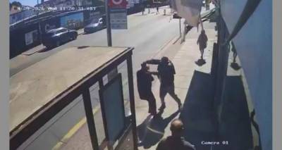 &Sigma;&omicron;&kappa; &sigma;&tau;&omicron; &Lambda;&omicron;&nu;&delta;ί&nu;&omicron;: &Eta; &sigma;&tau;&iota;&gamma;&mu;ή &tau;&eta;&sigmaf; &alpha;&iota;&mu;&alpha;&tau;&eta;&rho;ή&sigmaf; &epsilon;&pi;ί&theta;&epsilon;&sigma;&eta;&sigmaf; &mu;&epsilon; &mu;&alpha;&chi;&alpha;ί&rho;&iota; &sigma;&epsilon; &delta;ύ&omicron; &Epsilon;&beta;&rho;&alpha;ί&omicron;&upsilon;&sigmaf; &sigma;&epsilon; &sigma;&tau;ά&sigma;&eta; &lambda;&epsilon;&omega;&phi;&omicron;&rho;&epsilon;ί&omicron;&upsilon;