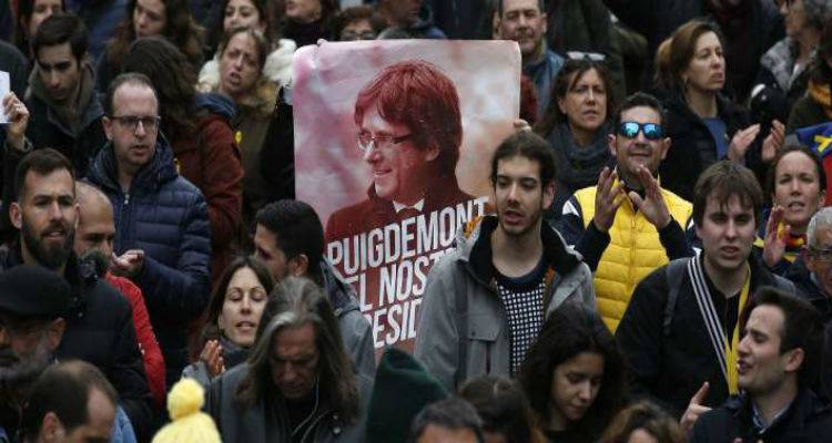 &Omicron;&delta;&eta;&gamma;&epsilon;ί&tau;&alpha;&iota; &epsilon;&nu;ώ&pi;&iota;&omicron;&nu; &delta;&iota;&kappa;&alpha;&sigma;&tau;ή &omicron; &Pi;&omicron;&upsilon;&tau;&zeta;&delta;&epsilon;&mu;ό&nu; | &Mu;&epsilon;&gamma;ά&lambda;&eta; &delta;&iota;&alpha;&delta;ή&lambda;&omega;&sigma;&eta; &delta;&iota;&alpha;&mu;&alpha;&rho;&tau;&upsilon;&rho;ί&alpha;&sigmaf; &sigma;&tau;&eta; &Beta;&alpha;&rho;&kappa;&epsilon;&lambda;ώ&nu;&eta; [&epsilon;&iota;&kappa;ό&nu;&epsilon;&sigmaf;]