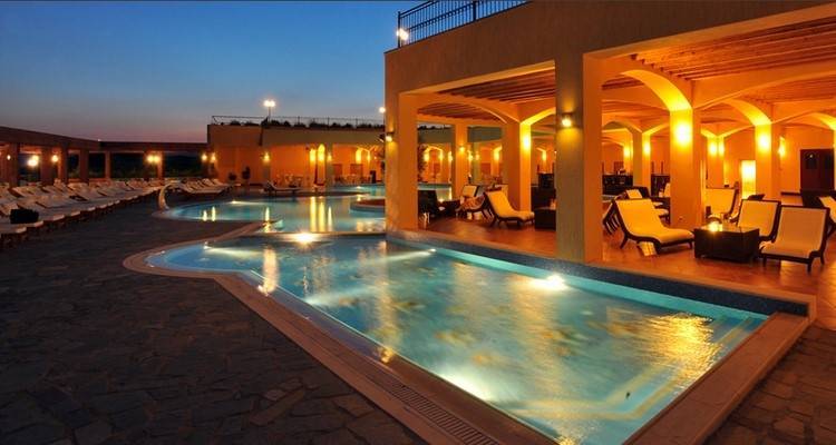 &Tau;&omicron; &laquo;&Epsilon;&lambda;&lambda;&eta;&nu;&iota;&kappa;ό &pi;&rho;&omega;&iota;&nu;ό&raquo; &kappa;&alpha;&iota; &sigma;&tau;&eta; &Lambda;ή&mu;&nu;&omicron; | To Varos Village &sigma;&tau;&alpha; 410 &xi;&epsilon;&nu;&omicron;&delta;&omicron;&chi;&epsilon;ί&alpha; &pi;&omicron;&upsilon; &epsilon;&pi;&epsilon;&nu;&delta;ύ&omicron;&upsilon;&nu; &sigma;&tau;&eta;&nu; &tau;&omicron;&pi;&iota;&kappa;ή &kappa;&omicron;&upsilon;&zeta;ί&nu;&alpha;