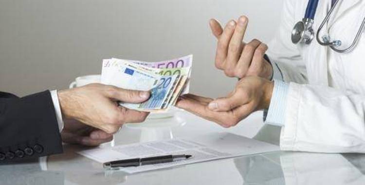 &Sigma;&tau;&omicron; &epsilon;&delta;ώ&lambda;&iota;&omicron; &tau;&rho;&epsilon;&iota;&sigmaf; &pi;&alpha;&nu;&epsilon;&pi;&iota;&sigma;&tau;&eta;&mu;&iota;&alpha;&kappa;&omicron;ί &gamma;&iota;&alpha;&tau;&rho;&omicron;ί &gamma;&iota;&alpha; &mu;ί&zeta;&epsilon;&sigmaf; &kappa;&alpha;&iota; &xi;έ&pi;&lambda;&upsilon;&mu;&alpha;