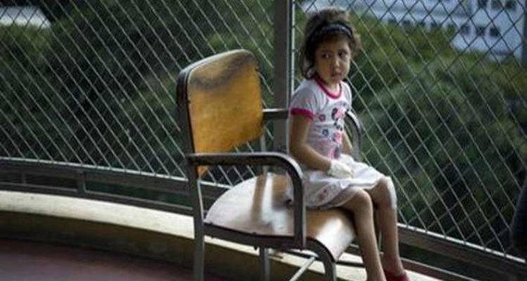 &Pi;&alpha;&iota;&delta;ί &pi;&alpha;&rho;&alpha;&lambda;ί&gamma;&omicron; &nu;&alpha; &pi;&epsilon;&theta;ά&nu;&epsilon;&iota; &alpha;&pi;ό &mu;ί&alpha; &gamma;&rho;&alpha;&tau;&zeta;&omicron;&upsilon;&nu;&iota;ά | &Eta; &alpha;&pi;ί&sigma;&tau;&epsilon;&upsilon;&tau;&eta; &iota;&sigma;&tau;&omicron;&rho;ί&alpha; &pi;&omicron;&upsilon; &delta;&epsilon;ί&chi;&nu;&epsilon;&iota; &tau;&eta;&nu; &tau;&rho;&alpha;&gamma;&iota;&kappa;ή &kappa;&alpha;&tau;ά&sigma;&tau;&alpha;&sigma;&eta; &sigma;&tau;&eta; &Beta;&epsilon;&nu;&epsilon;&zeta;&omicron;&upsilon;έ&lambda;&alpha;