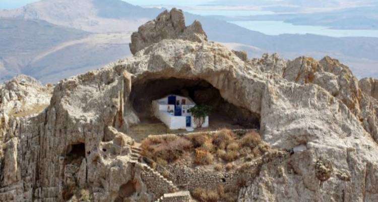 Η πιο περίεργη εκκλησία του κόσμου βρίσκεται σε ελληνικό νησί! (photos)