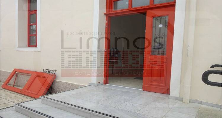 Έ&pi;&epsilon;&sigma;&epsilon; &pi;ό&rho;&tau;&alpha; &alpha;&pi;ό &tau;&omicron; 3&omicron; &Delta;&eta;&mu;&omicron;&tau;&iota;&kappa;ό &Sigma;&chi;&omicron;&lambda;&epsilon;ί&omicron; &Mu;ύ&rho;&iota;&nu;&alpha;&sigmaf; (photos)